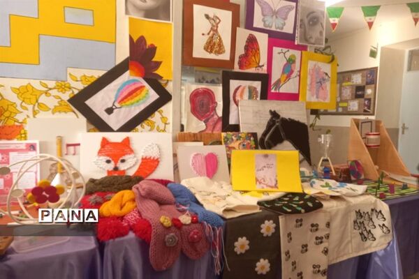 نمایشگاه دست‌ سازه‌های دانش‌آموزان در دبیرستان استعدادهای درخشان،فرزانگان شهر قدس