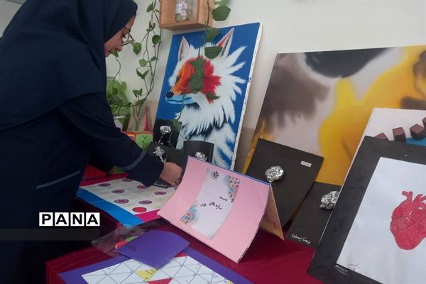 نمایشگاه دست‌ سازه‌های دانش‌آموزان در دبیرستان استعدادهای درخشان،فرزانگان شهر قدس