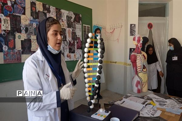 نمایشگاه دست‌ سازه‌های دانش‌آموزان در دبیرستان استعدادهای درخشان،فرزانگان شهر قدس