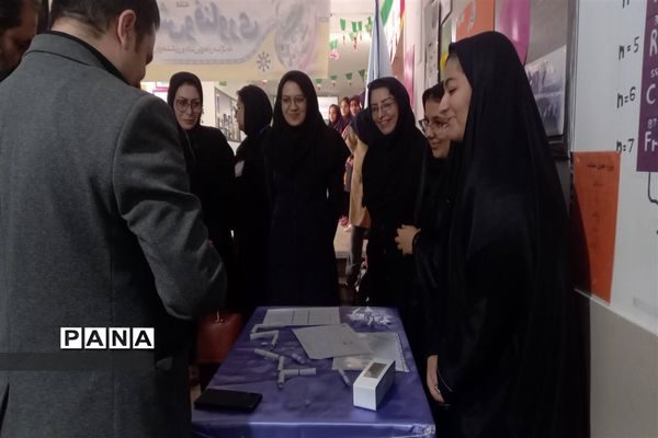 نمایشگاه دست‌ سازه‌های دانش‌آموزان در دبیرستان استعدادهای درخشان،فرزانگان شهر قدس