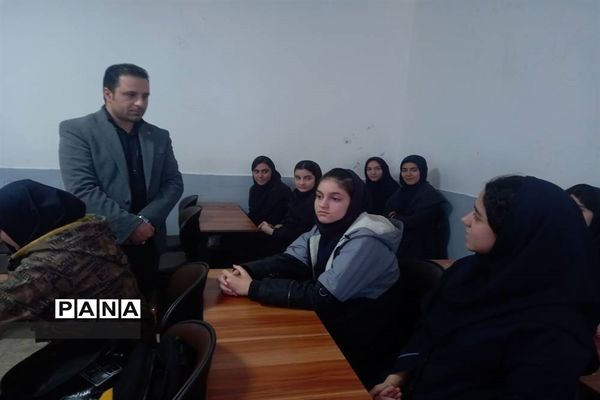 نمایشگاه دست‌ سازه‌های دانش‌آموزان در دبیرستان استعدادهای درخشان،فرزانگان شهر قدس