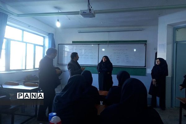 نمایشگاه دست‌ سازه‌های دانش‌آموزان در دبیرستان استعدادهای درخشان،فرزانگان شهر قدس