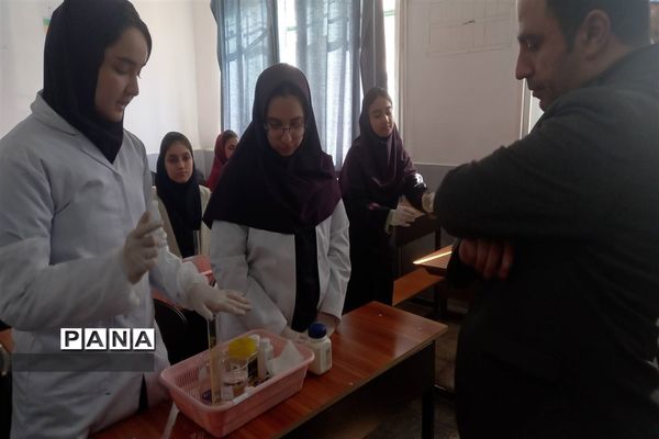 نمایشگاه دست‌ سازه‌های دانش‌آموزان در دبیرستان استعدادهای درخشان،فرزانگان شهر قدس