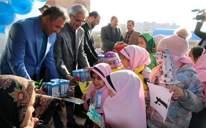 آغاز توزیع شیر رایگان در ۳۹۸ مدرسه استان سمنان