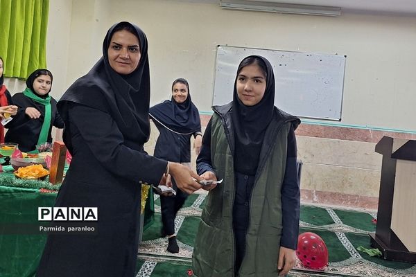 جشن یلدا در دبیرستان نشاط بهارستان‌دو