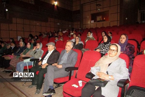 مراسم شب یلدا در دبیرستان اندیشه‌نفیس در شهرستان فیروزکوه