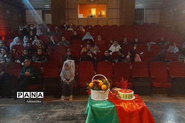 مراسم شب یلدا در دبیرستان اندیشه‌نفیس در شهرستان فیروزکوه