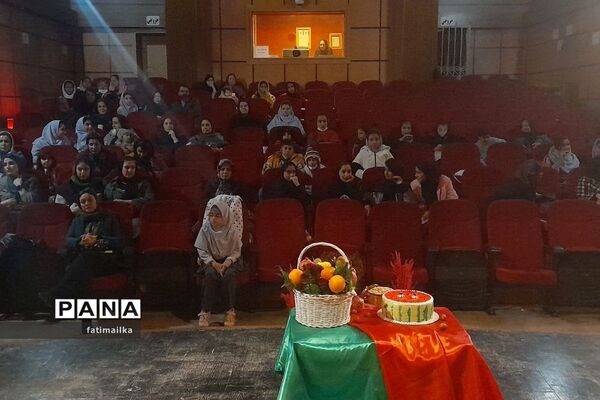 مراسم شب یلدا در دبیرستان اندیشه‌نفیس در شهرستان فیروزکوه