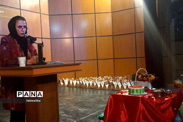 مراسم شب یلدا در دبیرستان اندیشه‌نفیس در شهرستان فیروزکوه