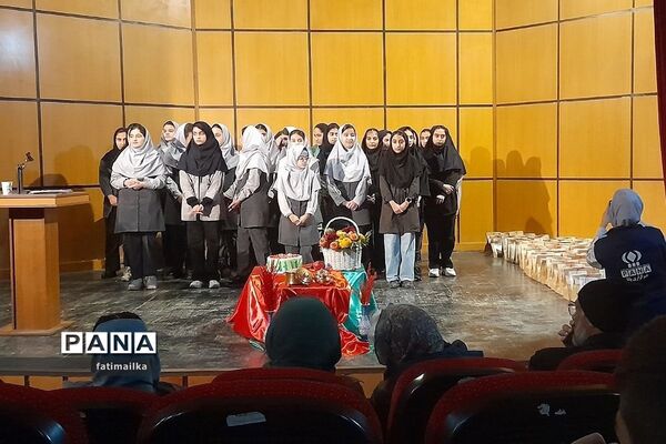 مراسم شب یلدا در دبیرستان اندیشه‌نفیس در شهرستان فیروزکوه