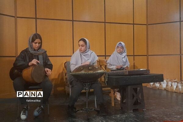 مراسم شب یلدا در دبیرستان اندیشه‌نفیس در شهرستان فیروزکوه