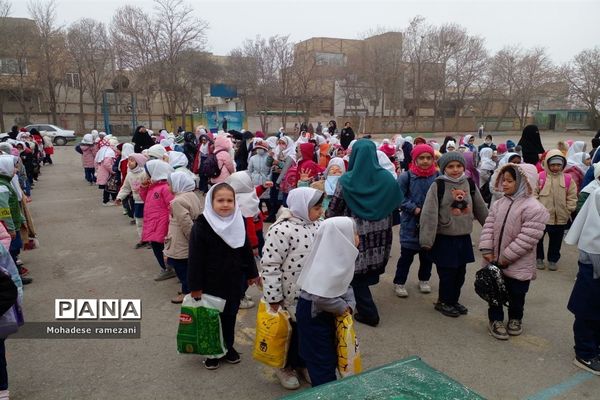 پویش یلدای مهربانی در مدارس حاشیه شهر