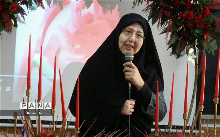 حضور پدر بزرگ‌ها و مادر بزرگ‌های دهه نودی‌ها در جشن یلدای مدرسه