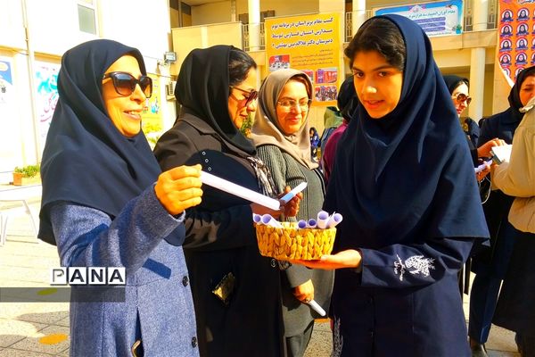 جشن شب یلدا برای دانش‌آموزان در ناحیه یک شیراز