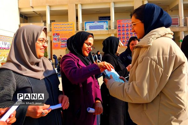 جشن شب یلدا برای دانش‌آموزان در ناحیه یک شیراز