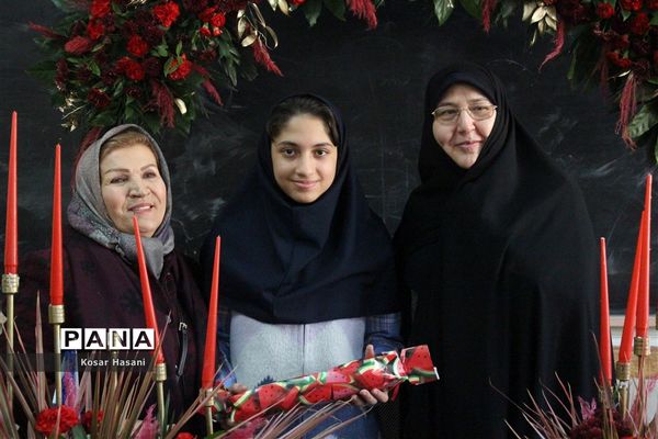 مادربزرگ و پدربزرگ در جشن «چله» دهه نودی‌ها