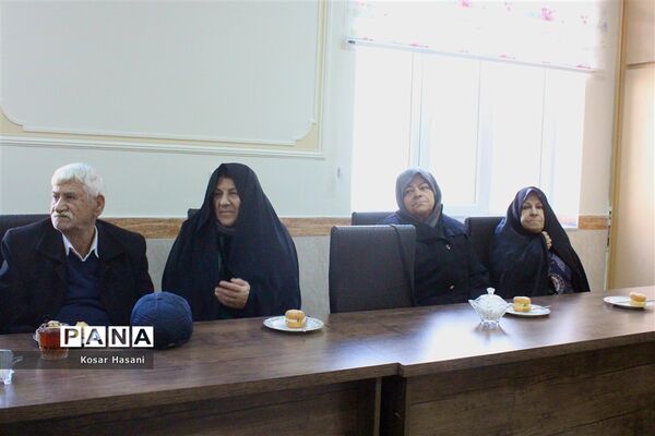 مادربزرگ و پدربزرگ در جشن «چله» دهه نودی‌ها