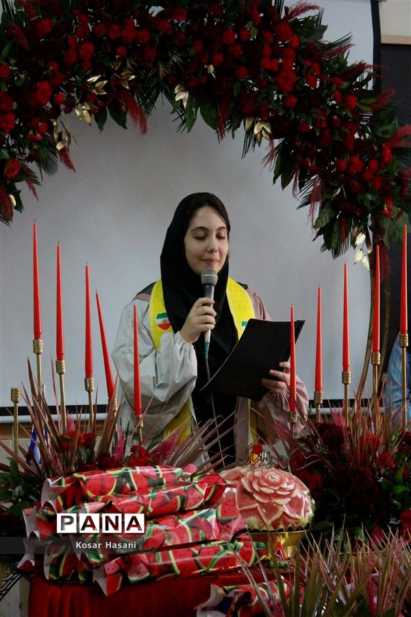 مادربزرگ و پدربزرگ در جشن «چله» دهه نودی‌ها