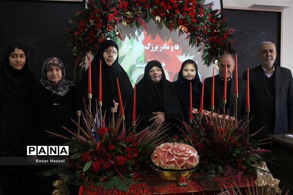 مادربزرگ و پدربزرگ در جشن «چله» دهه نودی‌ها