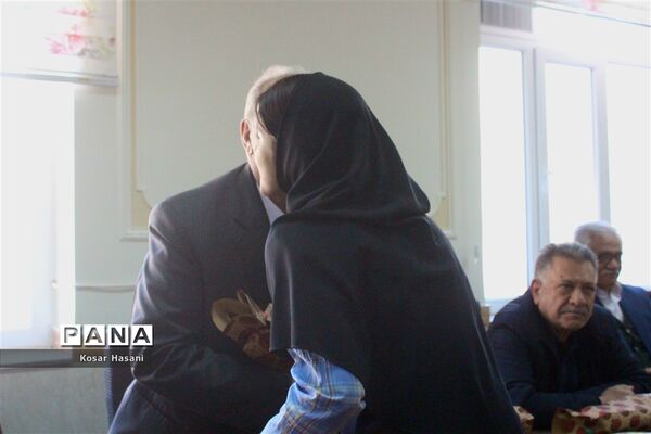 مادربزرگ و پدربزرگ در جشن «چله» دهه نودی‌ها