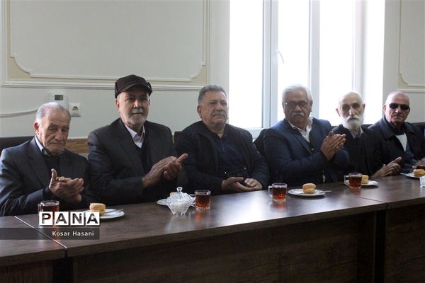 مادربزرگ و پدربزرگ در جشن «چله» دهه نودی‌ها