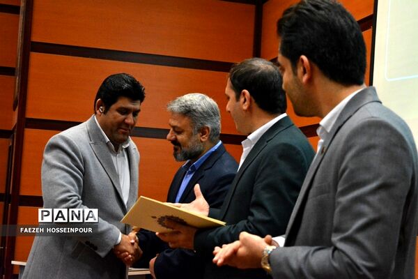 تجلیل از پژوهشگران ناحیه ۲ بهارستان