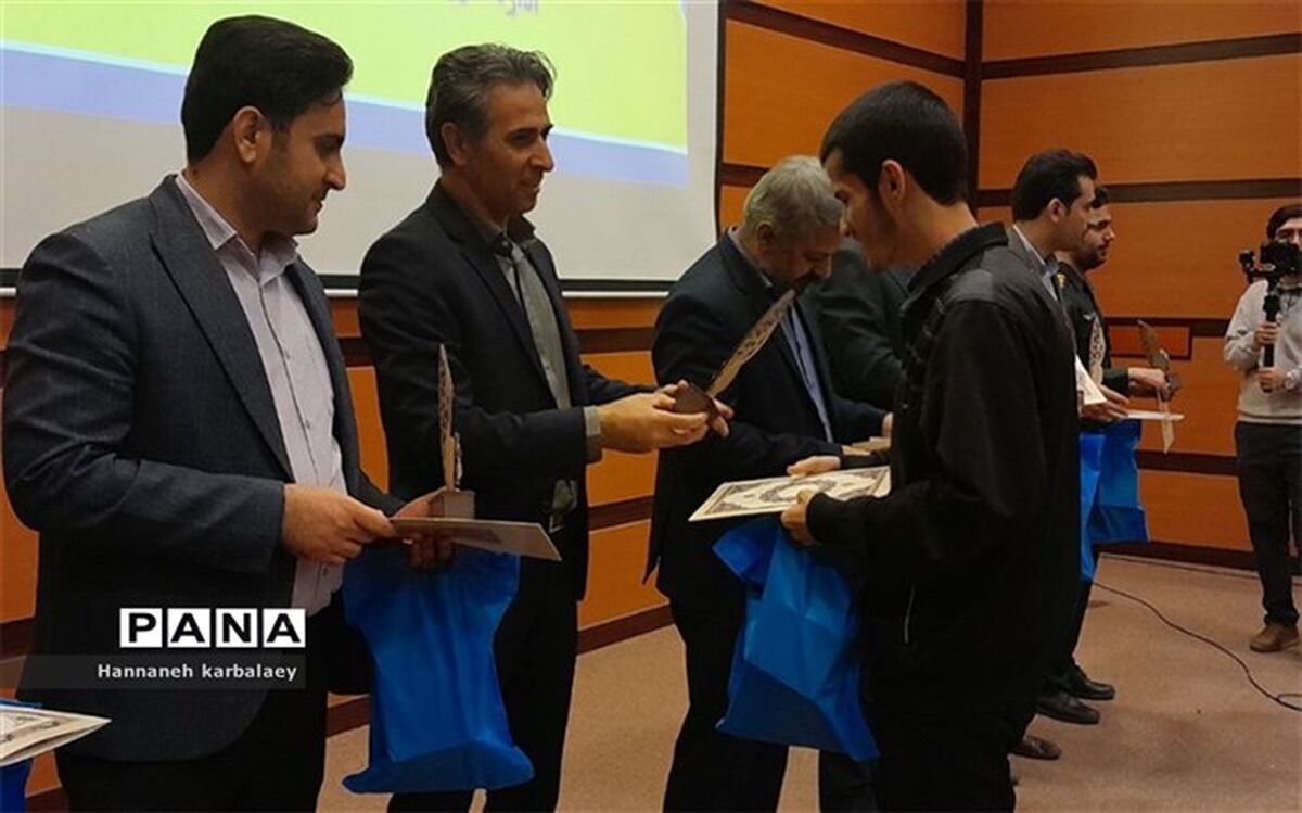 تجلیل از رتبه‌های برتر کنکور در ناحیه دو بهارستان‌