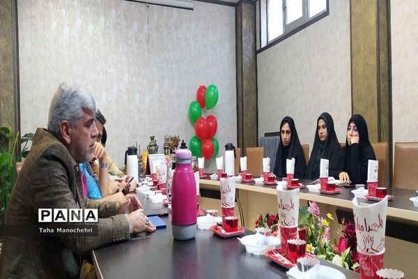 جلسه‌ شورای آموزگاران آموزشگاه علامه طباطبایی پیشوا با طعم یلدا