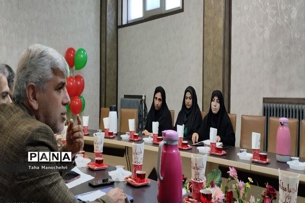 جلسه‌ شورای آموزگاران آموزشگاه علامه طباطبایی پیشوا با طعم یلدا