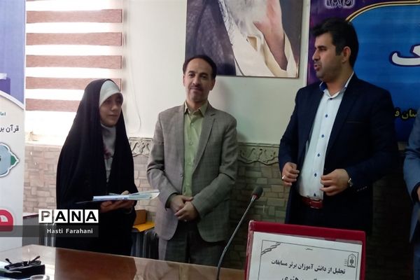 ‌تجلیل از فعالان فرهنگی هنری و قرآن و عترت در قرچک