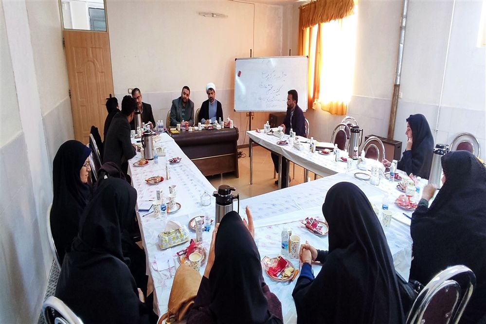 جلسه سرگروه‌های کیفیت‌بخشی فعالیت‌های پرورشی و فرهنگی مدارس استان مرکزی