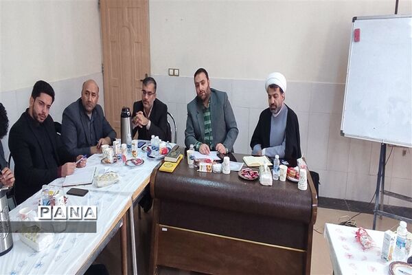 جلسه سرگروه‌های کیفیت‌بخشی فعالیت‌های پرورشی و فرهنگی مدارس استان مرکزی