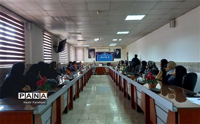آیین تجلیل از دانش‌آموزان فعال فرهنگی‌هنری و قرآن عترت شهرستان‌قرچک