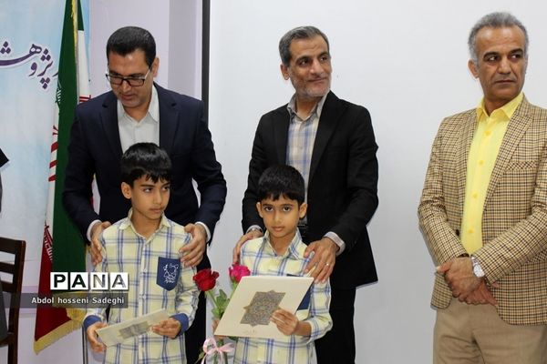 تجلیل از دانش‌آموزان برگزیده چهارمین دوره مسابقات علمی پژوهشی  شهرستان بوشهر