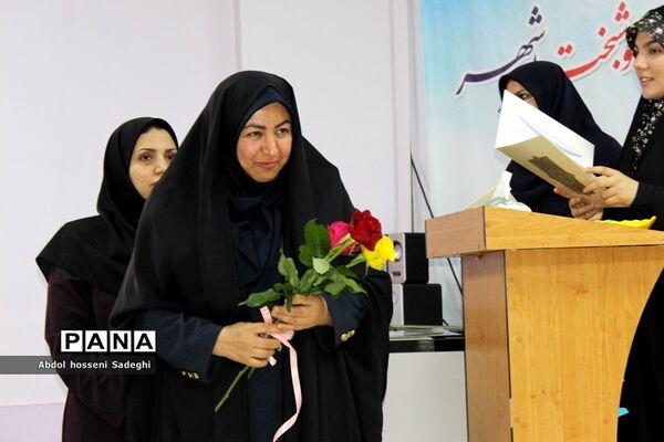 تجلیل از دانش‌آموزان برگزیده چهارمین دوره مسابقات علمی پژوهشی  شهرستان بوشهر