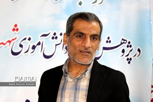 تجلیل از دانش‌آموزان برگزیده چهارمین دوره مسابقات علمی پژوهشی  شهرستان بوشهر