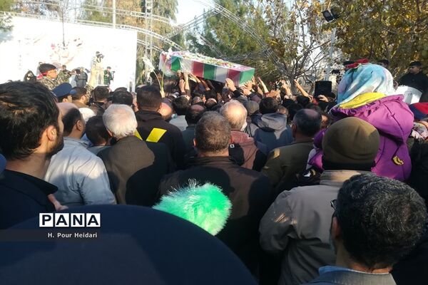 خاکسپاری پیکر شهید گمنام در بوستان شهدای آذر قم