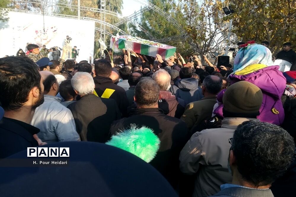 خاکسپاری پیکر شهید گمنام در بوستان شهدای آذر قم