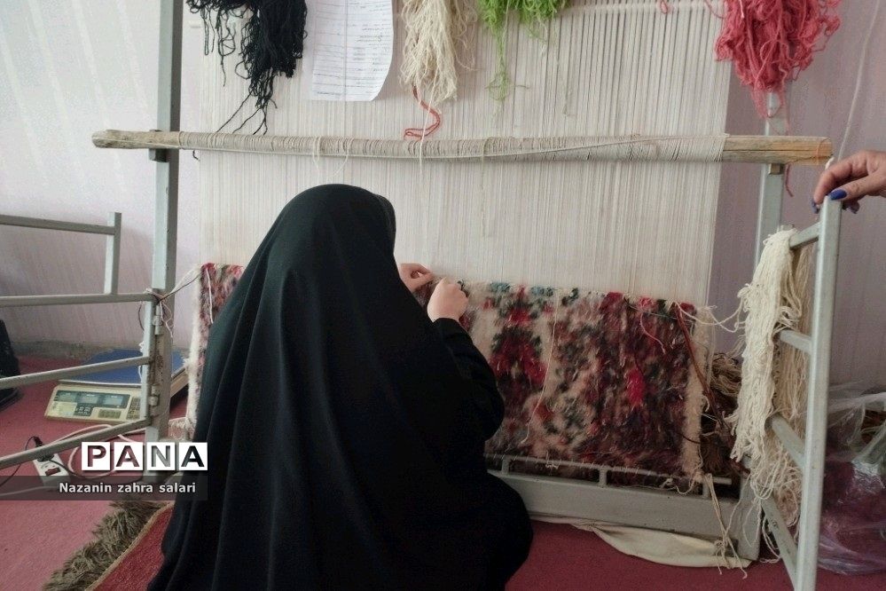 نمایش هنر هنرمندان قالی‌بافی در کارگاه قالی بافی شهرستان پیشوا