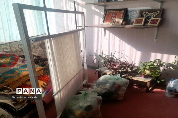 نمایش هنر هنرمندان قالی‌بافی در کارگاه قالی بافی شهرستان پیشوا