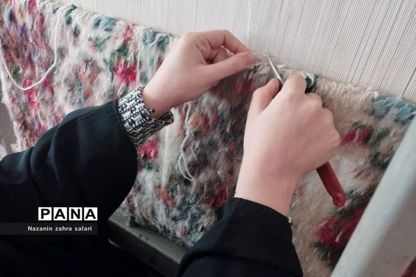 نمایش هنر هنرمندان قالی‌بافی در کارگاه قالی بافی شهرستان پیشوا