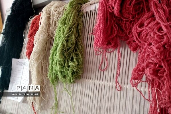 نمایش هنر هنرمندان قالی‌بافی در کارگاه قالی بافی شهرستان پیشوا