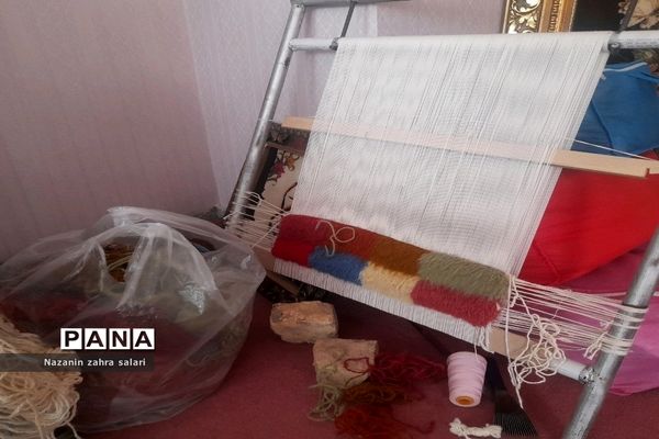 نمایش هنر هنرمندان قالی‌بافی در کارگاه قالی بافی شهرستان پیشوا