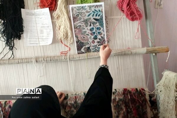 نمایش هنر هنرمندان قالی‌بافی در کارگاه قالی بافی شهرستان پیشوا