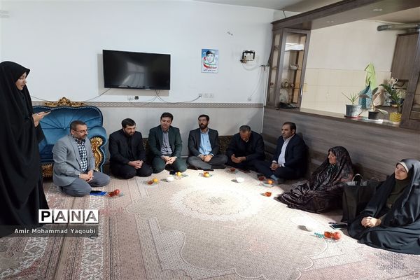 دیدار دانش‌آموزان و مسئولان آموزش و پرورش شهرستان ملارد با مادر شهید دانش‌آموز