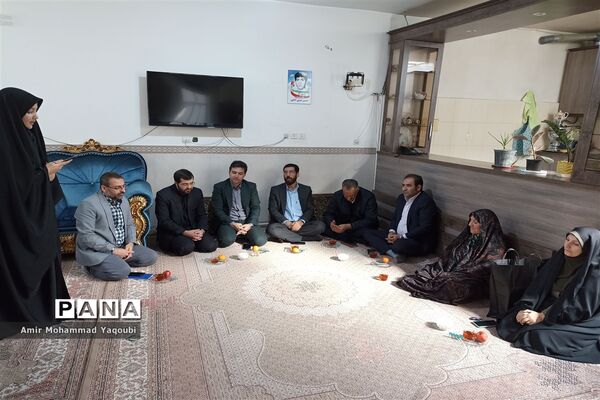 دیدار دانش‌آموزان و مسئولان آموزش و پرورش شهرستان ملارد با مادر شهید دانش‌آموز