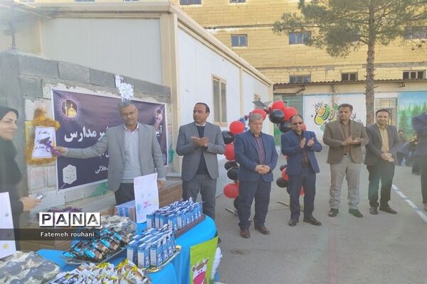 مراسم نمادین زنگ توزیع شیر در خلیل آباد
