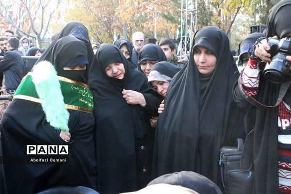 جلوه‌هایی از حضور نوجوانان و جوانان در مراسم وداع با لاله‌های فاطمی