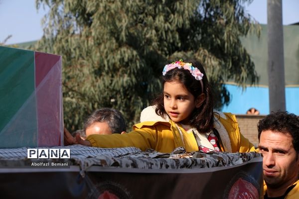 جلوه‌هایی از حضور نوجوانان و جوانان در مراسم وداع با لاله‌های فاطمی