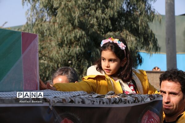 جلوه‌هایی از حضور نوجوانان و جوانان در مراسم وداع با لاله‌های فاطمی